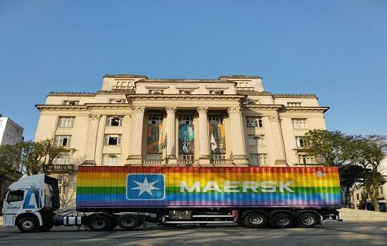 Contêiner arco-íris da A.P. Moller- Maersk desembarca na capital paulista