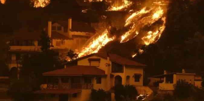 Os incêndios florestais que acontecem na Grécia atingiram regiões de Rodes, Corfu e Evia (foto: Reprodução/redes socias)