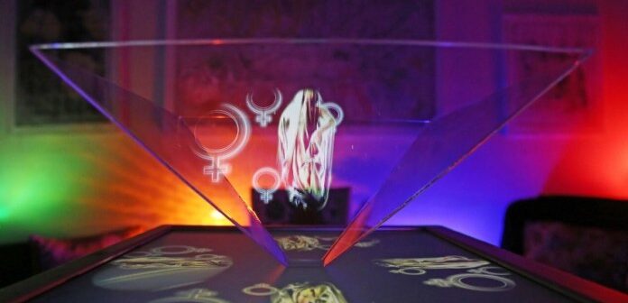 “Ela Hétero” na Projeção Holográfica Pirâmide Acrílico Cristal – Foto de Alex Ribeiro
