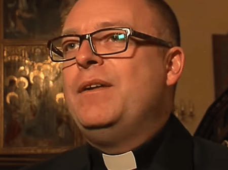 Padre Tomasz Zmarzly, da Polônia, investigado por impedir socorro a um homem que passou mal durante uma orgia Imagem: Reprodução/YouTube
