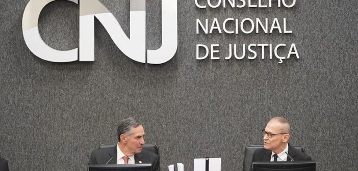 Min. Luís Roberto Barroso, presidente do STF e do CNJ, e o Senador Fabiano Contarato (PT-ES), líder do Bloco Parlamentar da Resistência Democrática Gláucio Dettmar/Ag. CNJ