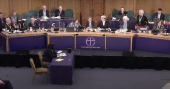 Sínodo da Igreja de Inglaterra, Fevereiro 2023, durante o qual foi admitida a possibilidade de abençoar uniões homossexuais. Imagem captada da transmissão vídeo.
