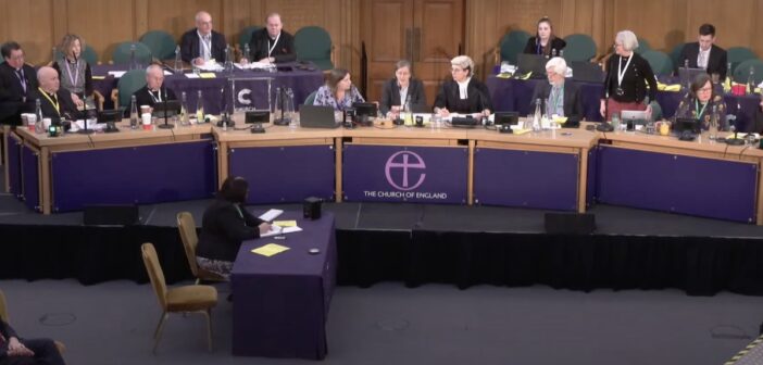 Sínodo da Igreja de Inglaterra, Fevereiro 2023, durante o qual foi admitida a possibilidade de abençoar uniões homossexuais. Imagem captada da transmissão vídeo.
