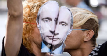 Casal LGBTQIA+ na Rússia desafia ao usar máscara do presidente Putin