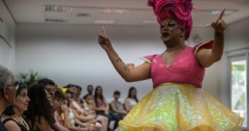 A drag queen brasileira Paulo Reis, conhecida como Helena Black, se apresenta no teatro do SESI em São José dos Campos, São Paulo - AFP
