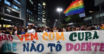Pessoas protestam contra a decisão de um juiz brasileiro que aprovou a terapia de conversão gay em São Paulo, Brasil, em 22 de setembro de 2017. (FOTO: NELSON ALMEIDA / AFP)