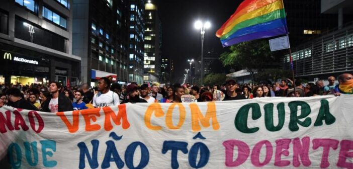 Pessoas protestam contra a decisão de um juiz brasileiro que aprovou a terapia de conversão gay em São Paulo, Brasil, em 22 de setembro de 2017. (FOTO: NELSON ALMEIDA / AFP)