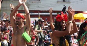 A imagem mostra foliões no carnaval de rua, em blocos que celebram a diversidade. Foto: Alma Preta