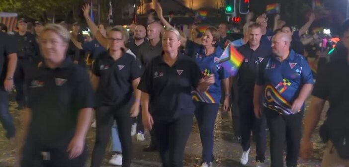 Desfile de Mardi Gras na Austrália presta homenagem a casal gay assassinado Reuters