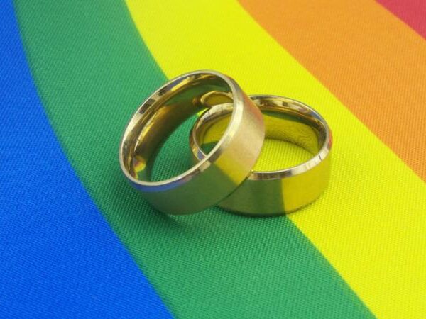 ‘Não fazemos convites homossexuais’: o que diz a lei sobre negar venda por orientação sexual