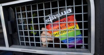 Legenda da foto, Apoiar o movimento LGBTQ é agora um crime na Rússia, punível com até 10 anos de prisão
