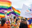 Participantes da Guadalajara Pride colorindo as ruas da cidade mexicana no mês do Orgulho LGBTQIA+.
